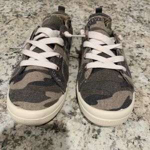 Maurice’s camo flates